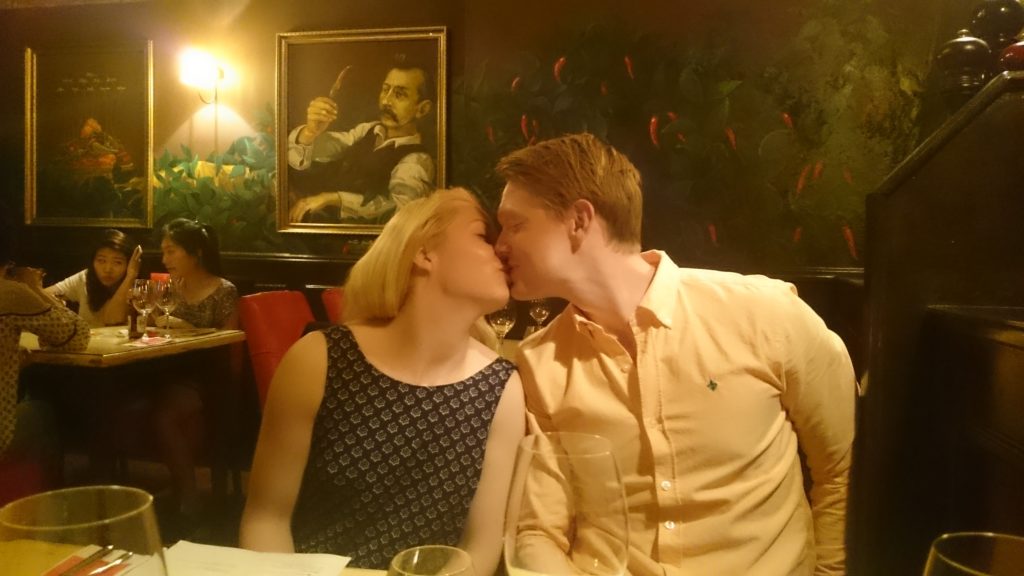 Steffie och Tobias trivs minst sagt här i denna udda men väl genomtänkta restaurang.
