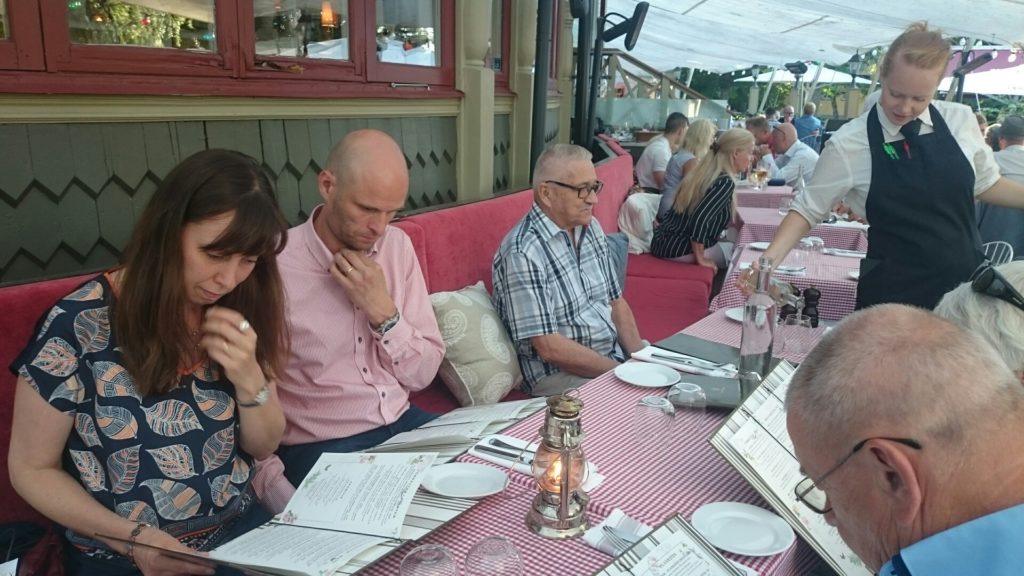 Vickan, Johan och Ingvar vid middagsbordet